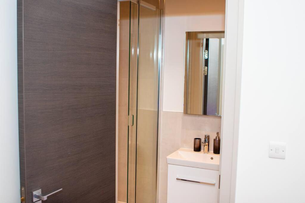 Stunning 1-Bedroom Flat In London! Екстер'єр фото